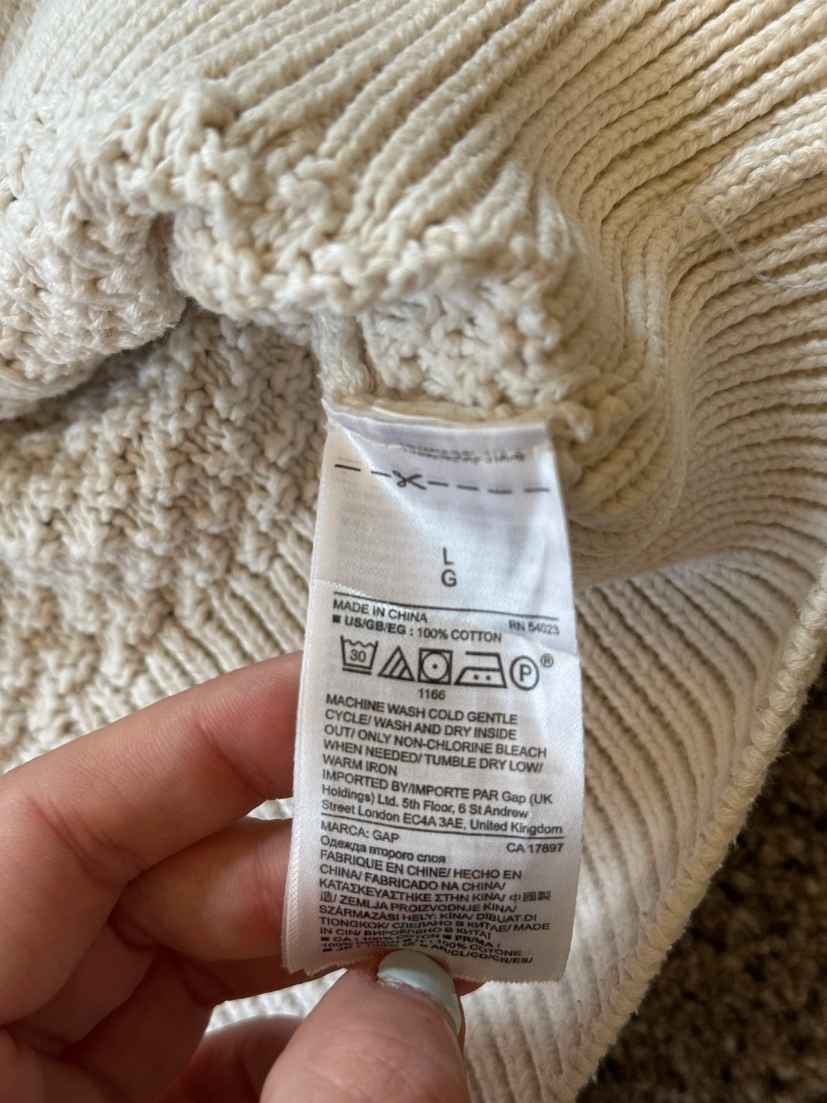 Woman's Large Gap Cream Cable Knit