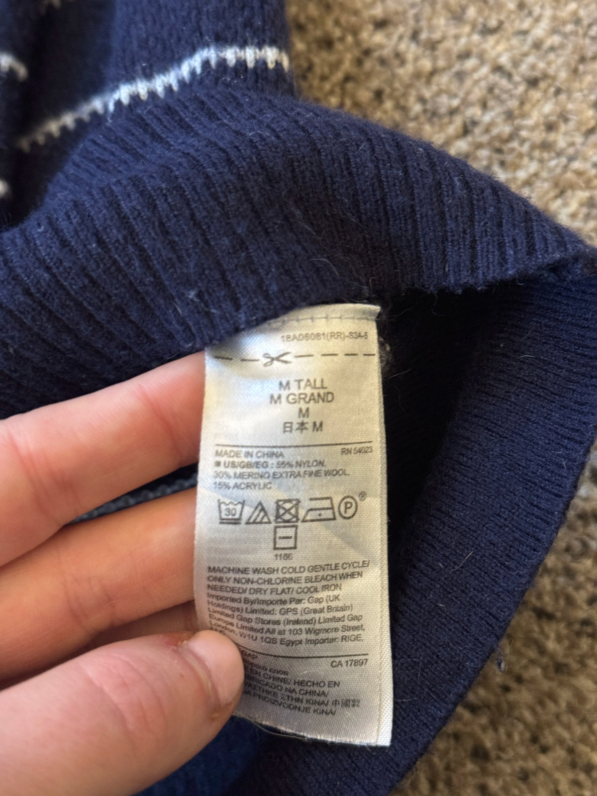 Woman's Medium Tall Gap Navy Thin V-Neck