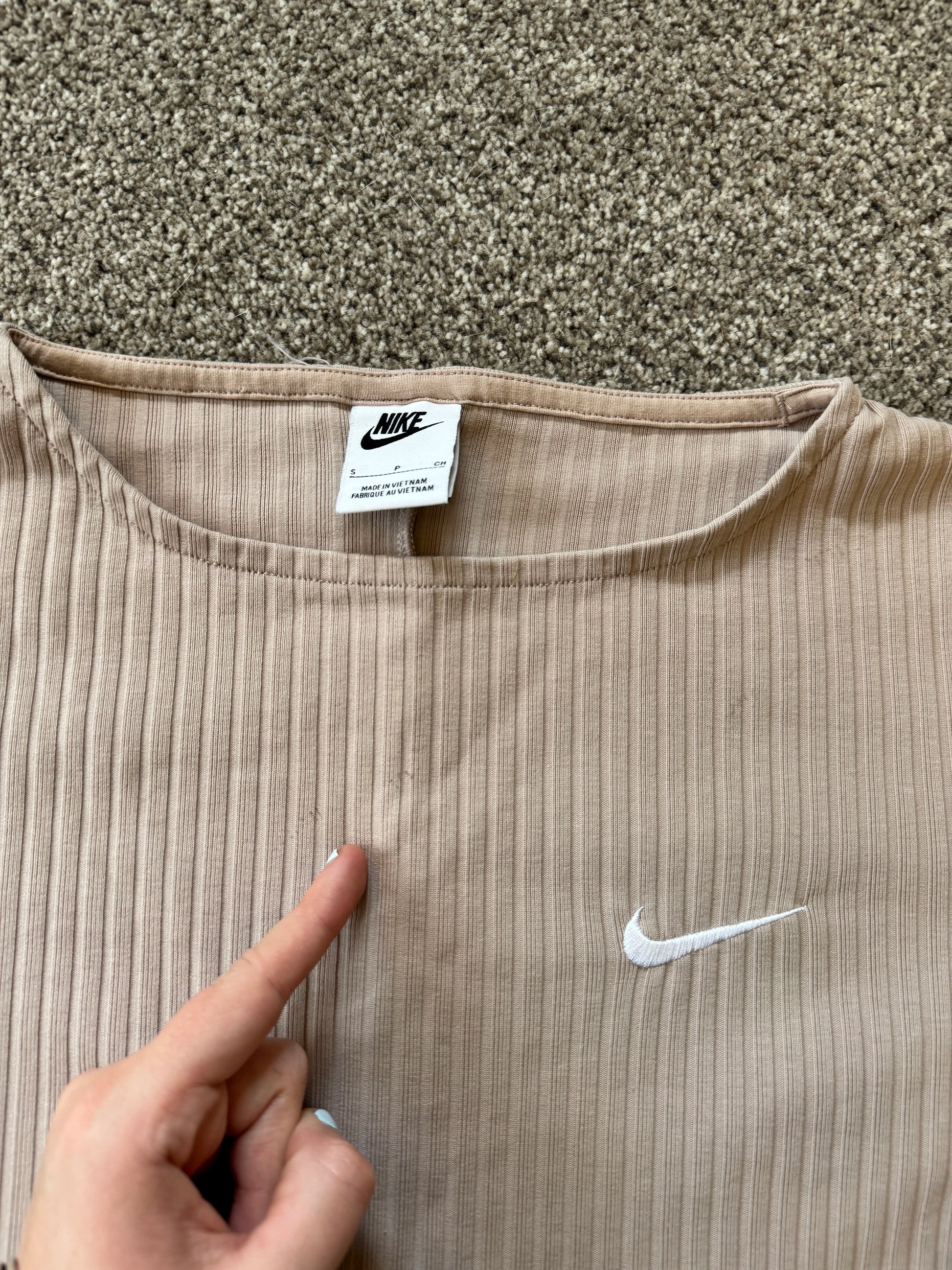Woman's Small Nike Beige Flared Long Sleeved Sleeve T-Shirt